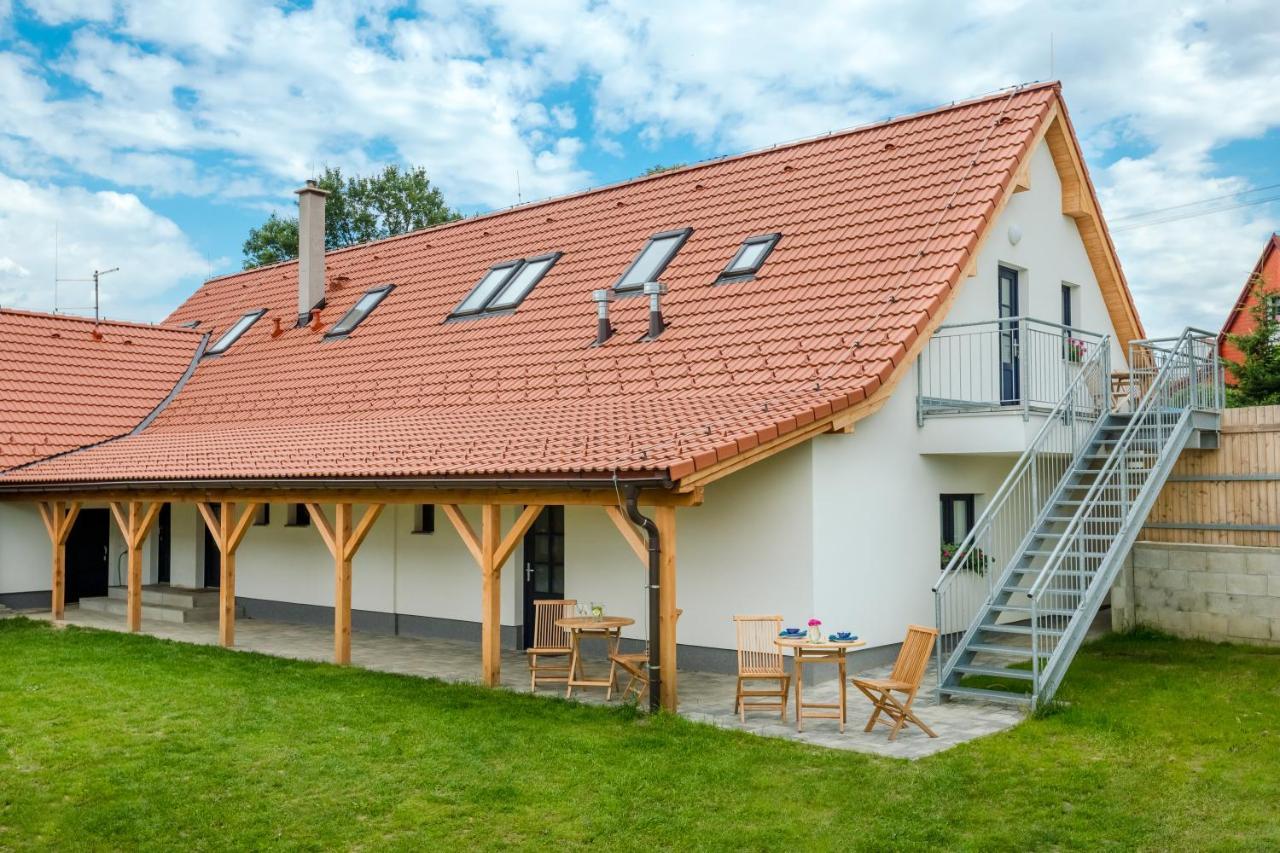 Apartmany Jedovary Trhové Sviny Buitenkant foto