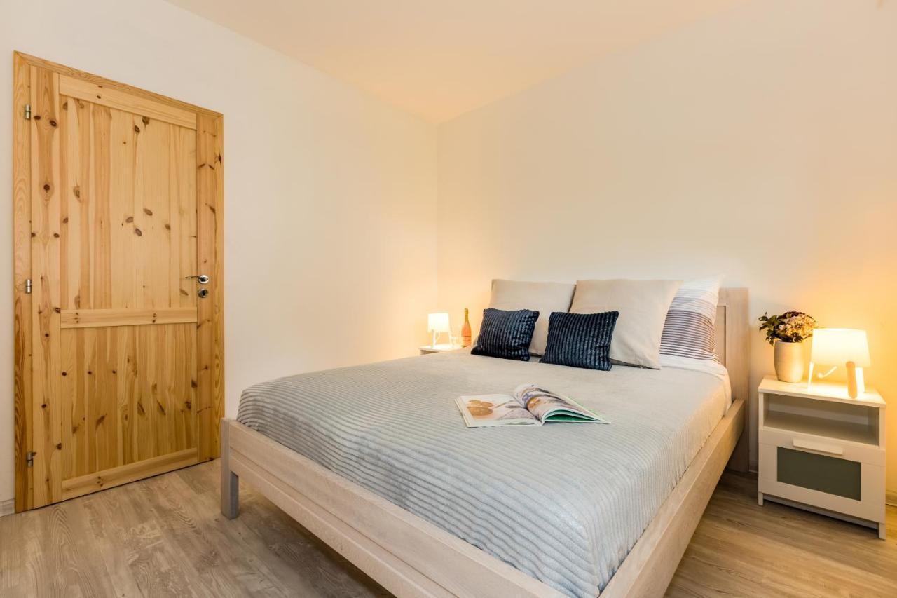 Apartmany Jedovary Trhové Sviny Buitenkant foto